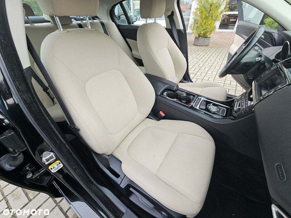 Jaguar XE 2.0 D AWD Portfolio - 9