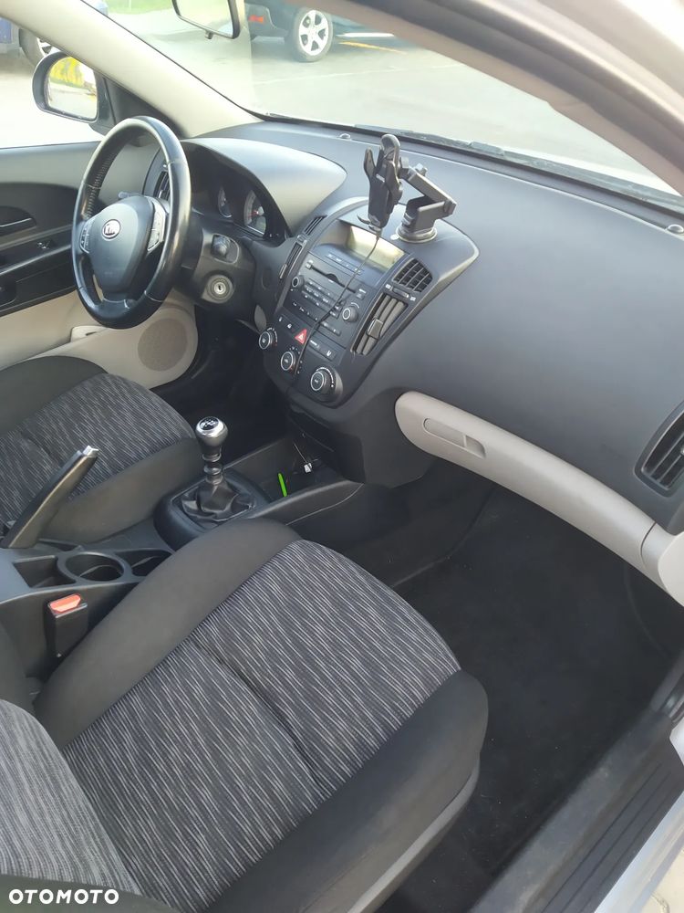 Kia Ceed - 10