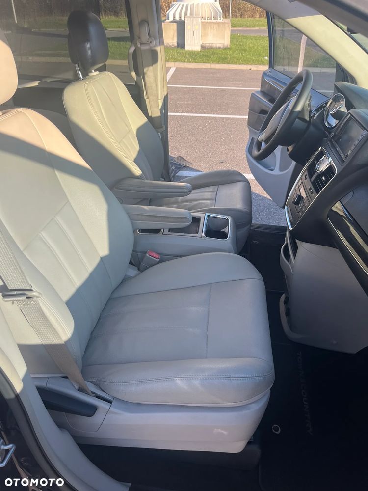 Chrysler Town & Country 3.6 Limited - 12