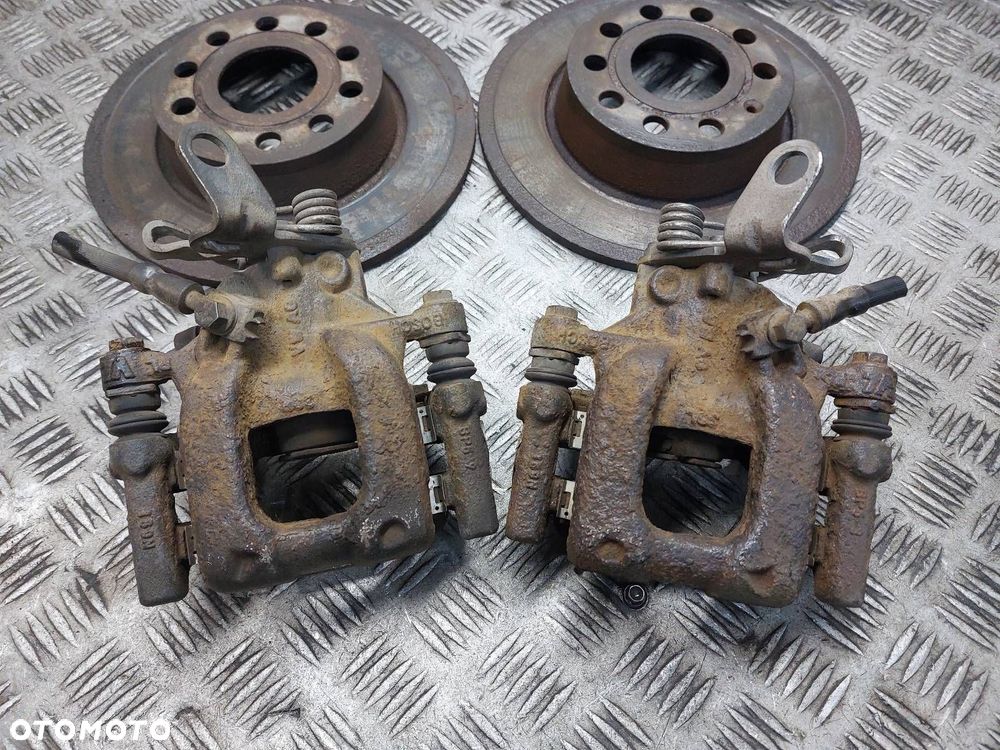 TARCZE HAMULCOWE TYŁ + KLOCKI + ZACISKI VOLKSWAGEN GOLF VI - 2