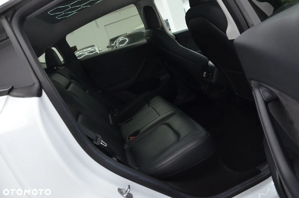 Tesla Model Y Long Range AWD - 13