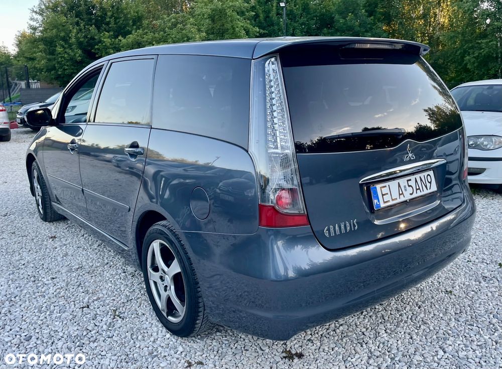 Mitsubishi Grandis 2.4 Inform - 17