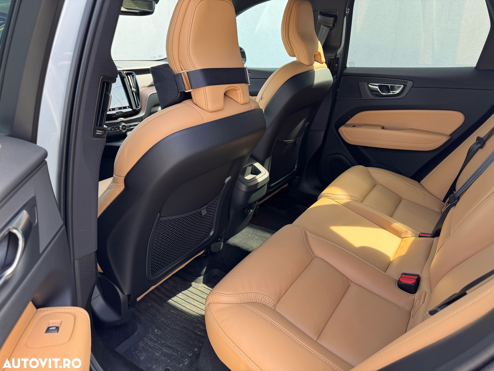 Volvo XC 60 B4 MHEV AT AWD Plus Dark - 9