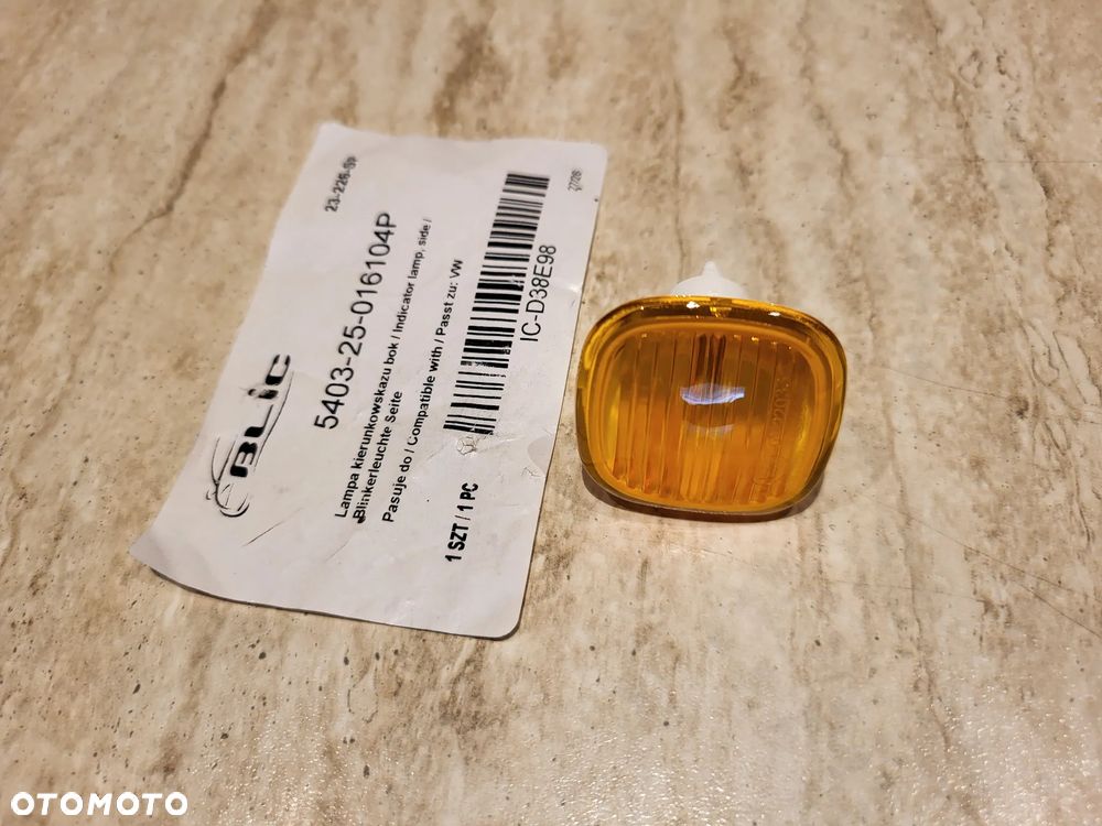 Lampa kierunkowskazu przód L/P  pomarańczowy AUDI A3 8L, A4 B5, A8 D2 03.94-09.01