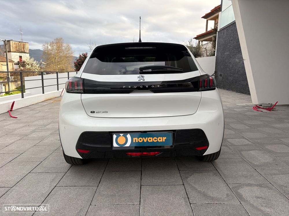 Peugeot 208 - 8