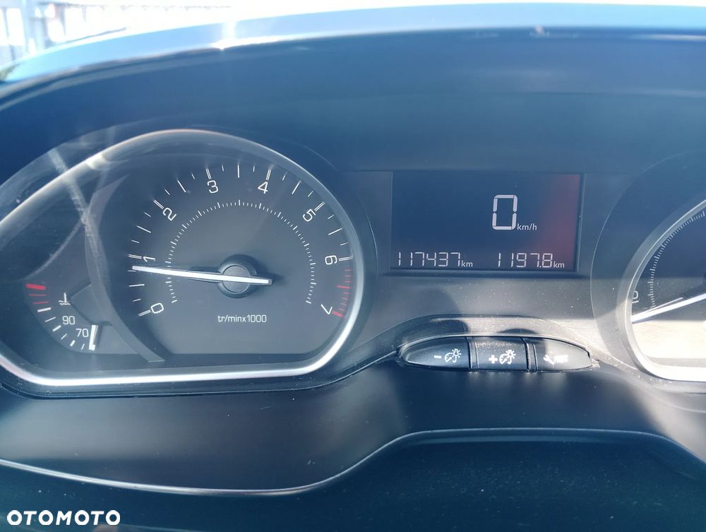 Peugeot 2008 1.2 Pure Tech Style S&S - 22