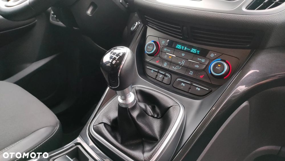 Ford Kuga 1.5 EcoBoost 2x4 Titanium - 16