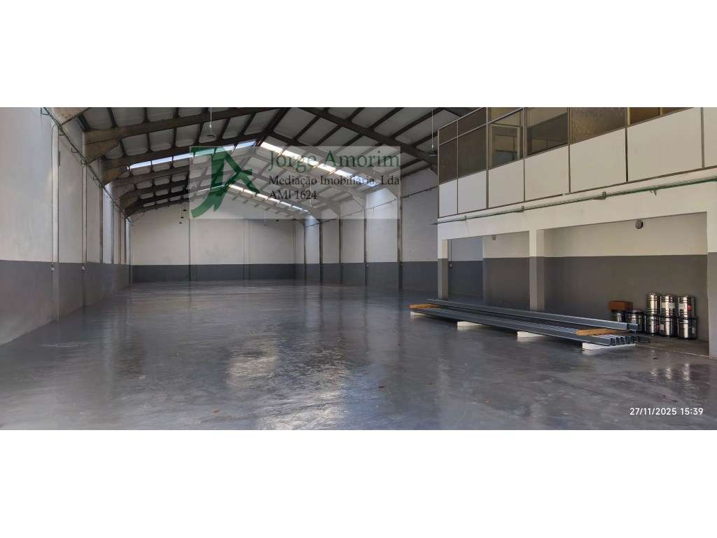 Armazém amplo com 800 m² de área coberta. Z.I. da Santa Rita, Ermes... - Grande imagem: 4/12