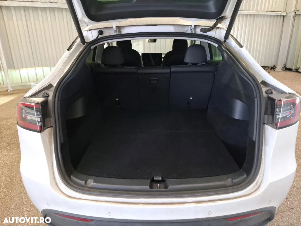 Tesla Model Y Long Range Dual Motor AWD - 8