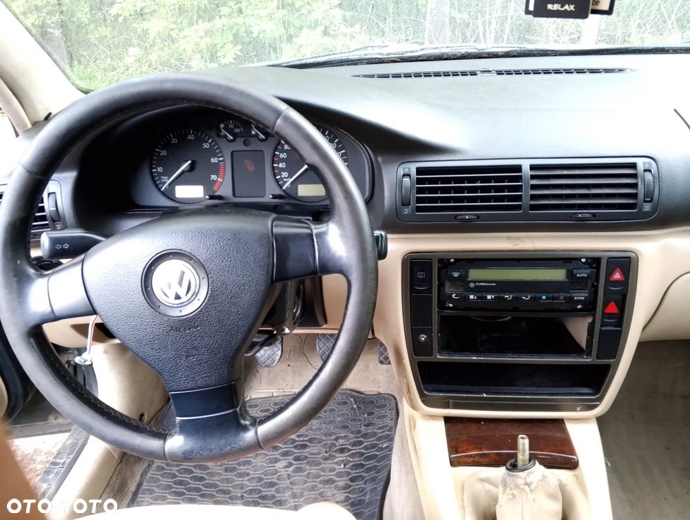 Volkswagen Passat B5 (przed Lift) (97-00r.) 1.8 TB R4 20V 150KM. Silnik AEB,   ANB,  APU,  ATW,  AUG Skrzynia DHW,  DVX,  EHV,  EEN,  DHF,  DHY,  DVZ lakier LC6N.Cały na części. GWARANCJA !!! Przód Tył Zestaw Komplet Drzwi Klapa Zderzak Błotnik Maska Grill Atrapa Szyba Pas Lampa Lusterko Boczki Fotel Kanapa Kokpit Deska Rozdzielcza Przełącznik Włącznik Sterownik Przewody Wiązka Instalacja Moduł Komputer Czujnik Listwa Pompa Alternator Wtryski Głowica Rozrusznik Kompresor Sprzęgło Dwumas Silnik Skrzynia ABS Klimatyzacji Paliwa Wspomagania Kolektor Turbina Przepustnica Zawór Chłodnica Koło Hak Belka Sanki Zawieszenie Mcpherson Półoś Amortyzator Wydech Tłumik Zacisk Most - 7