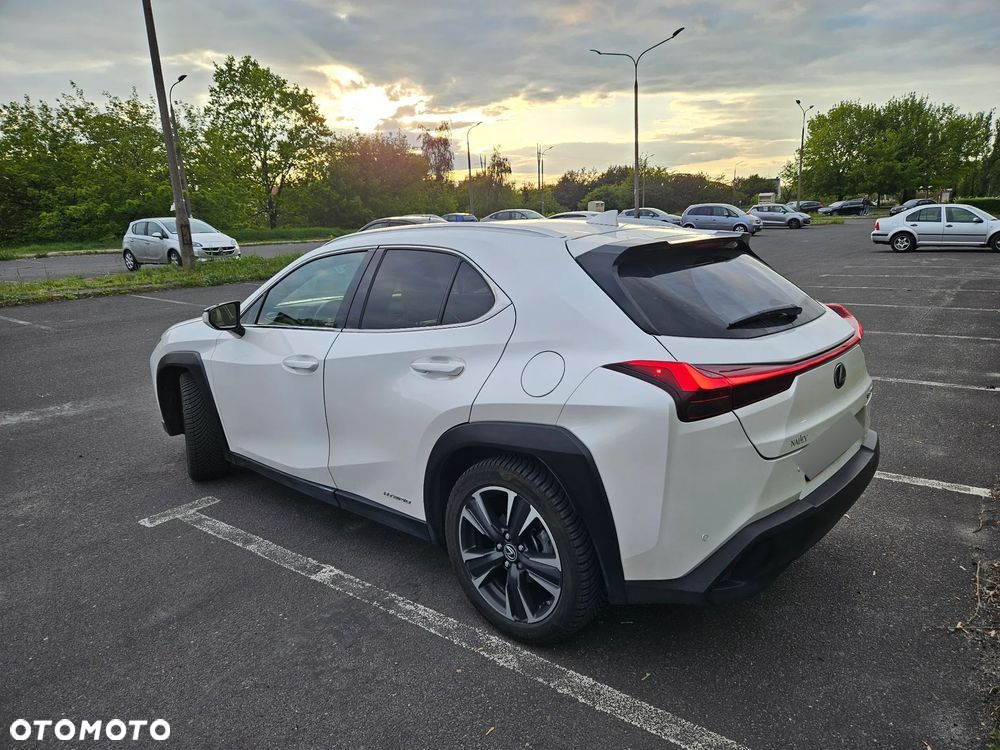 Lexus UX 250h - 10