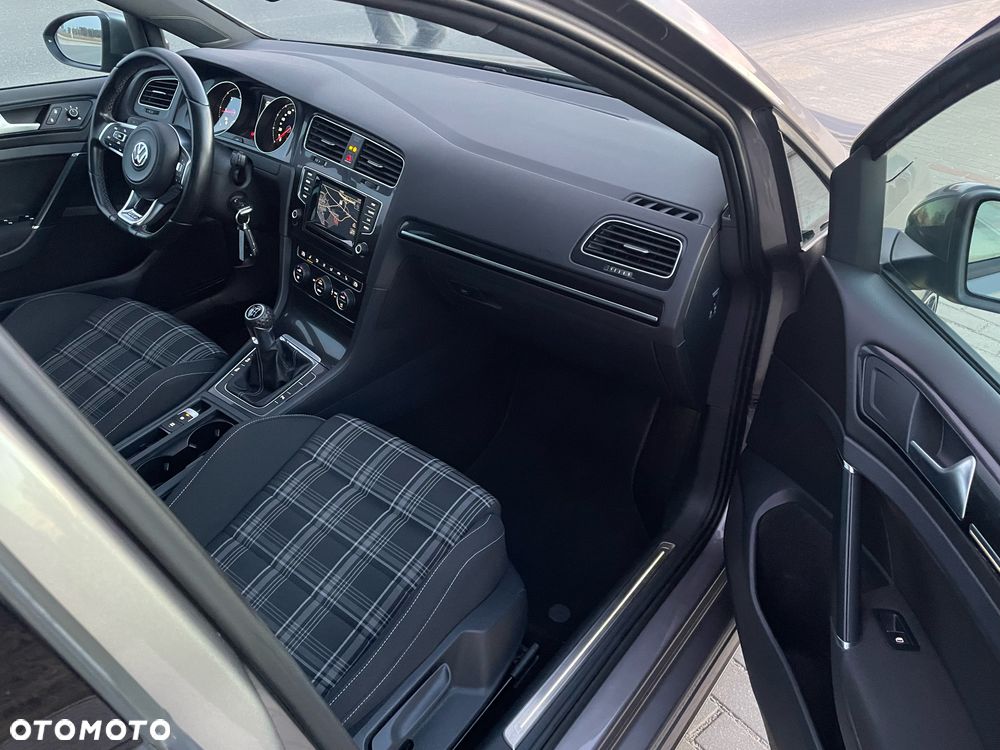 Volkswagen Golf - 11