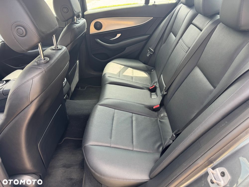 Mercedes-Benz Klasa E 220 d 4-Matic 9G-TRONIC - 31