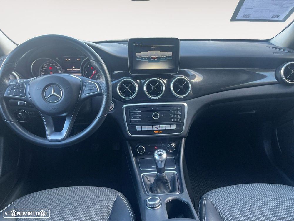 Mercedes-Benz CLA 180 d Shooting Brake AMG Line - 11