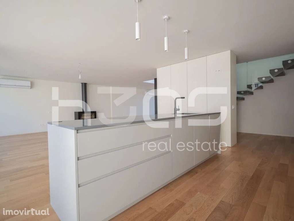 MORADIA COM EXCELENTES ACABAMENTOS E COM GARAGEM PARA DUAS VIATURAS - Grande imagem: 5/21