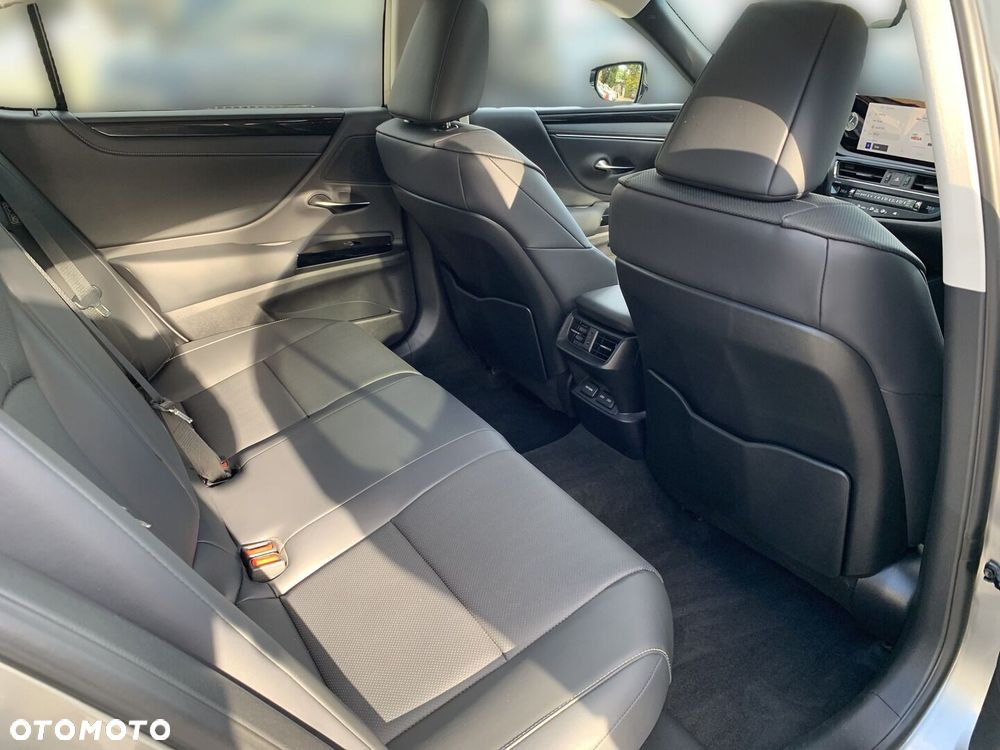 Lexus ES 300h Business Edition - 11