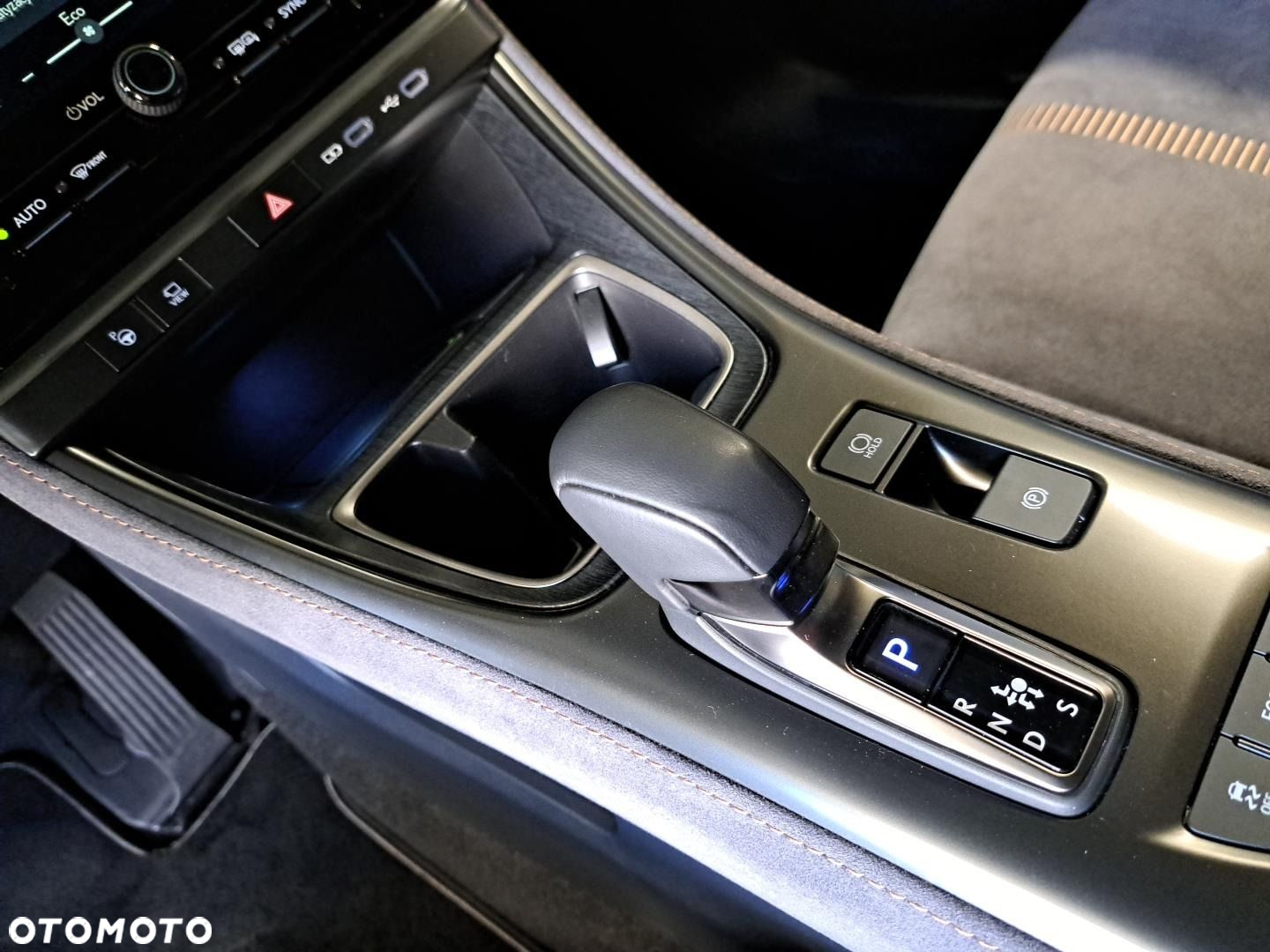 Lexus LBX 1.5 Hybrid Cool - 24