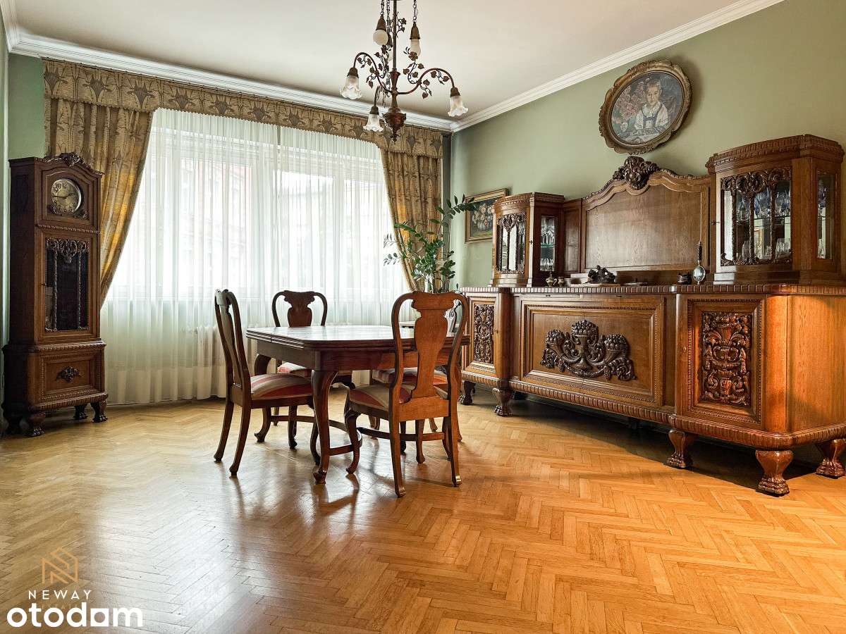 Apartament w modernistycznej kamienicy z balkonem
