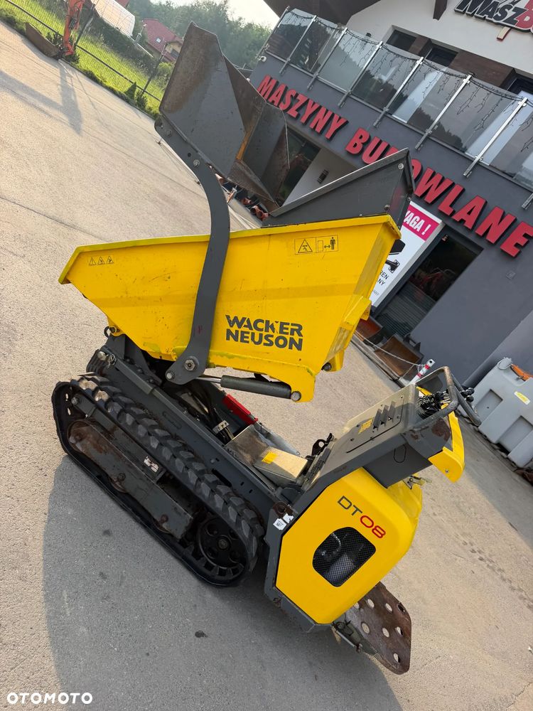 Wacker Neuson DT08 Diesel! Wozidło Samo-załadowcze 1 tona ładowność.  silnik YANMAR Kiprowanie i załadunek  własny HYDRAULICZNY. Wywrotka do specjalistycznych zadań. Bardzo mała wielkościowo a szybka i wydajna! Odpala na Kluczyk. Wywrotka sprowadzona z Norwegii z Urzędu komunalnego. Badzo zadbana maszyna bez luzów i wycieków. OKAZJA TANIO. Podest do jazdy. Perfekcyjny stan! 2017rok.  900 MTG - 19