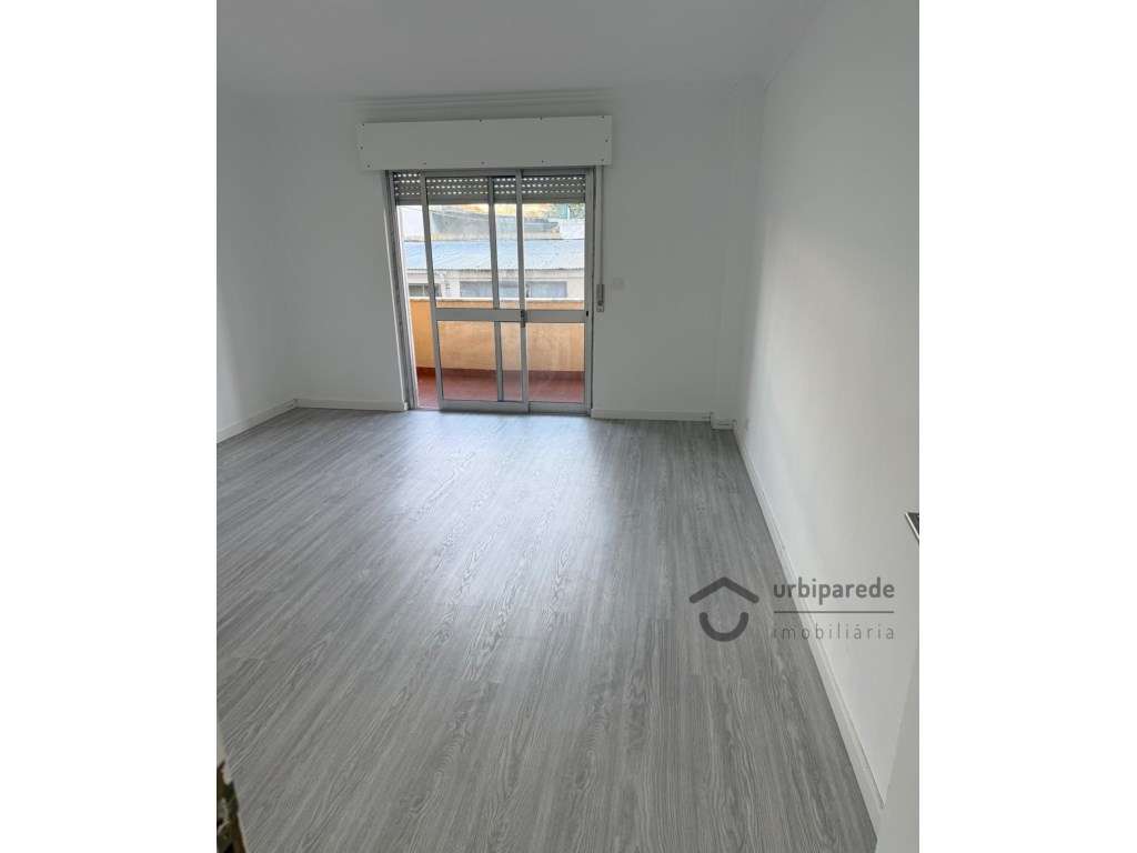 Apartamento T2, no Entroncamento, c/ parqueamento para um carro - Grande imagem: 2/21