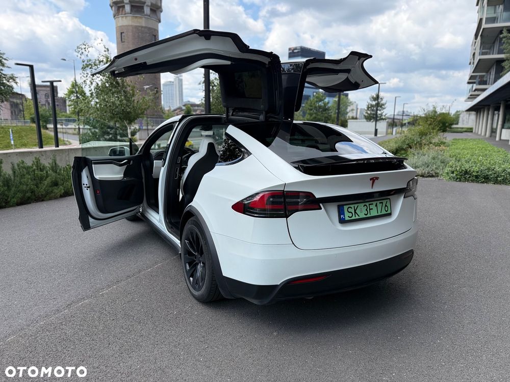 Tesla Model X 75 D - 11