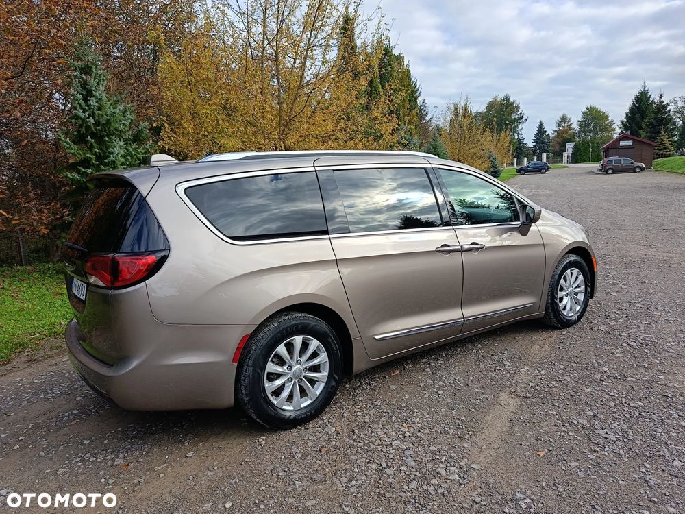 Chrysler Pacifica - 5