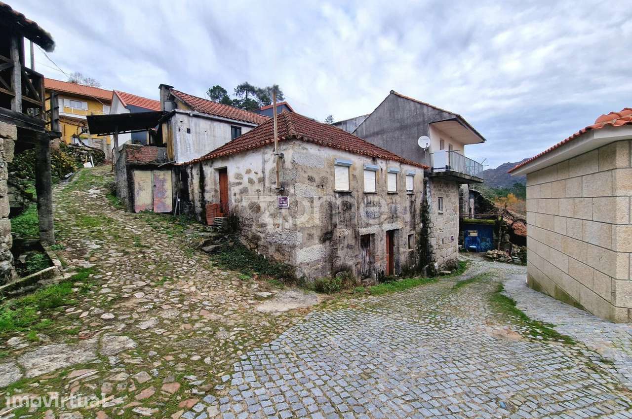 Moradia em Pedra para Recuperar – Cabril, Montalegre