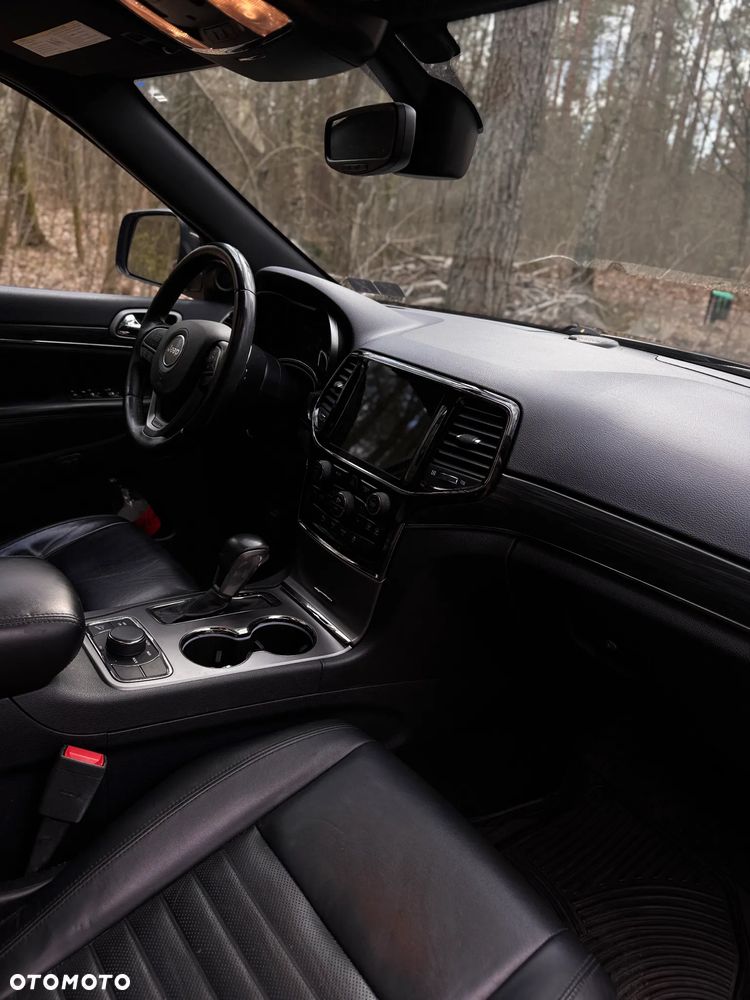 Jeep Grand Cherokee - 24