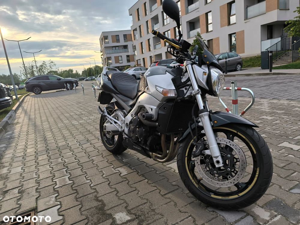 Suzuki GSR - 2