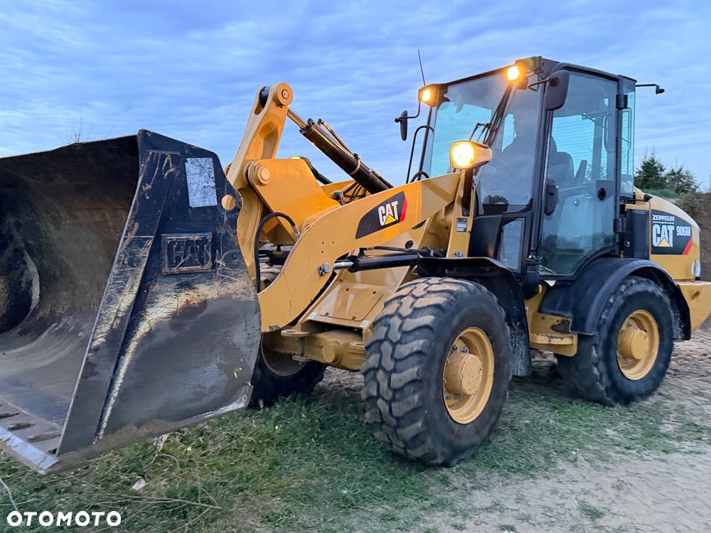 Caterpillar Ładowarka łamana 906M Cat łyżka widły 907 908 5 6 ton SZYBKOZŁĄCZE HYDRAULICZNE dodatkowe linie ZAMIATARKA za dopłatą - 16