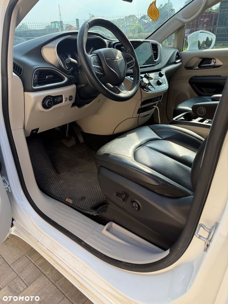 Chrysler Pacifica - 5