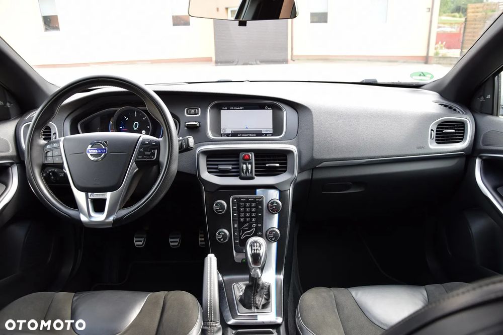 Volvo V40 D4 R Design - 18