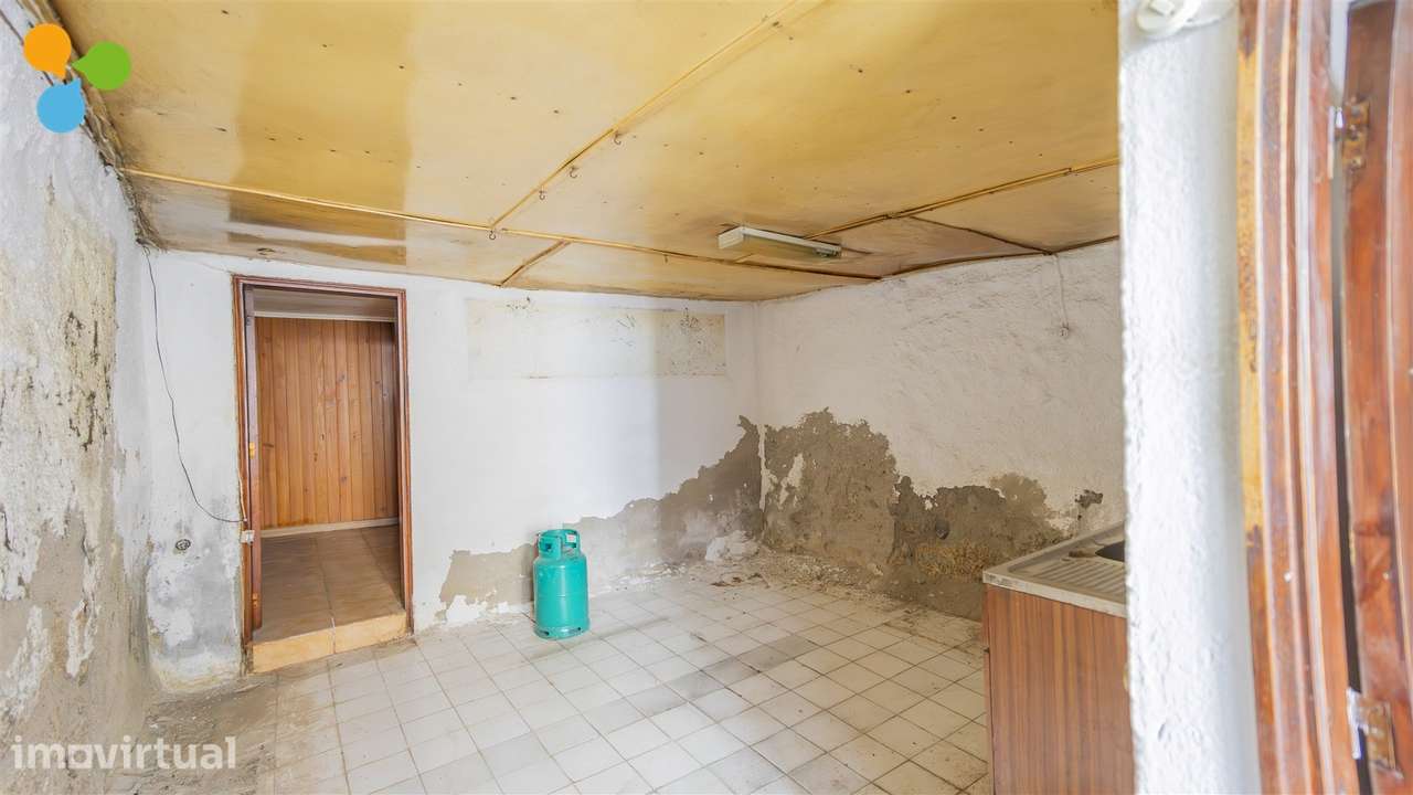 Moradia de 3 pisos para reabilitação , Centro histórico do Teixoso - Grande imagem: 4/22