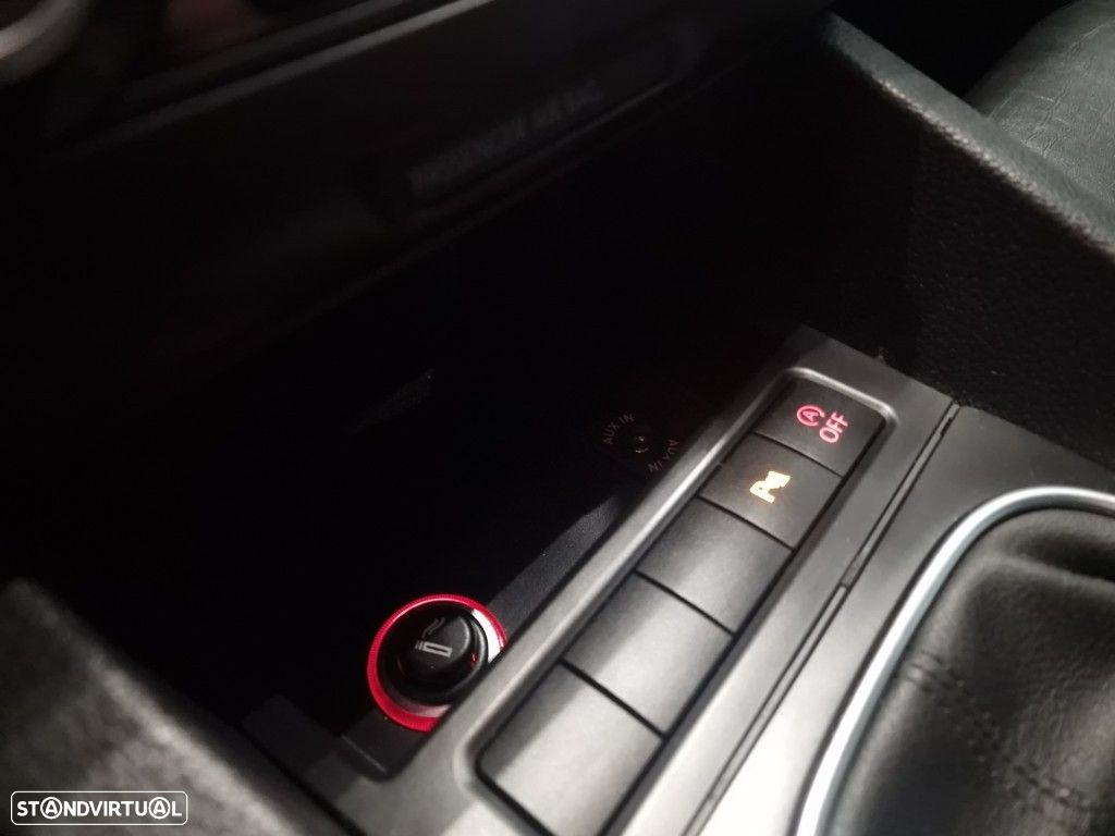 VW Jetta 1.6 TDi Highline - 30