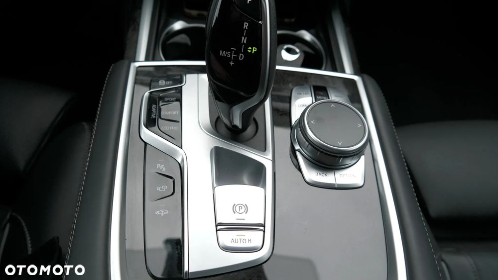 BMW Seria 7 750i xDrive sport - 16