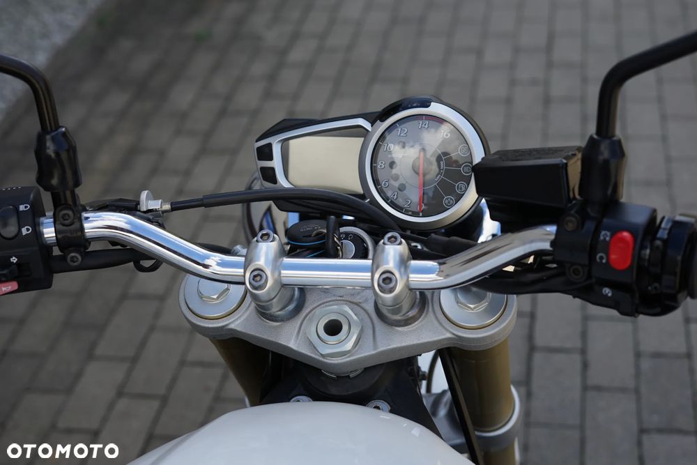 Triumph Street Triple - 17