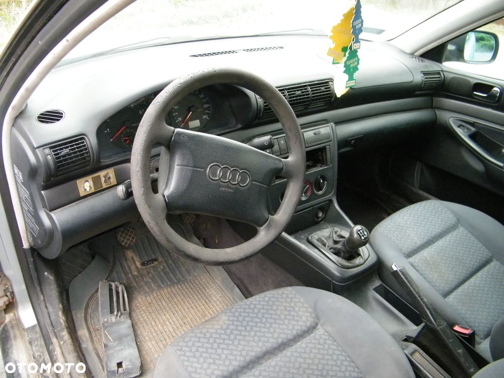 Audi A4 B5 (94-01r.) 1.6 B 100KM. Silnik ADP pasuje do AHL, ANA, ARM Skrzynia CTD lakier LY7M. Cały na części. GWARANCJA !!!  Przód Tył Zestaw Komplet Drzwi Klapa Zderzak Błotnik Maska Grill Atrapa Szyba Pas Lampa Lusterko Boczki Fotel Kanapa Kokpit Deska Rozdzielcza Przełącznik Włącznik Sterownik Przewody Wiązka Instalacja Moduł Komputer Czujnik Listwa Pompa Alternator Wtryski Głowica Rozrusznik Kompresor Sprzęgło Dwumas Silnik Skrzynia ABS Klimatyzacji Paliwa Wspomagania Kolektor Turbina Przepustnica Zawór Chłodnica Koło Hak Belka Sanki Zawieszenie Mcpherson Półoś Amortyzator Wydech Tłumik Zacisk Most - 8