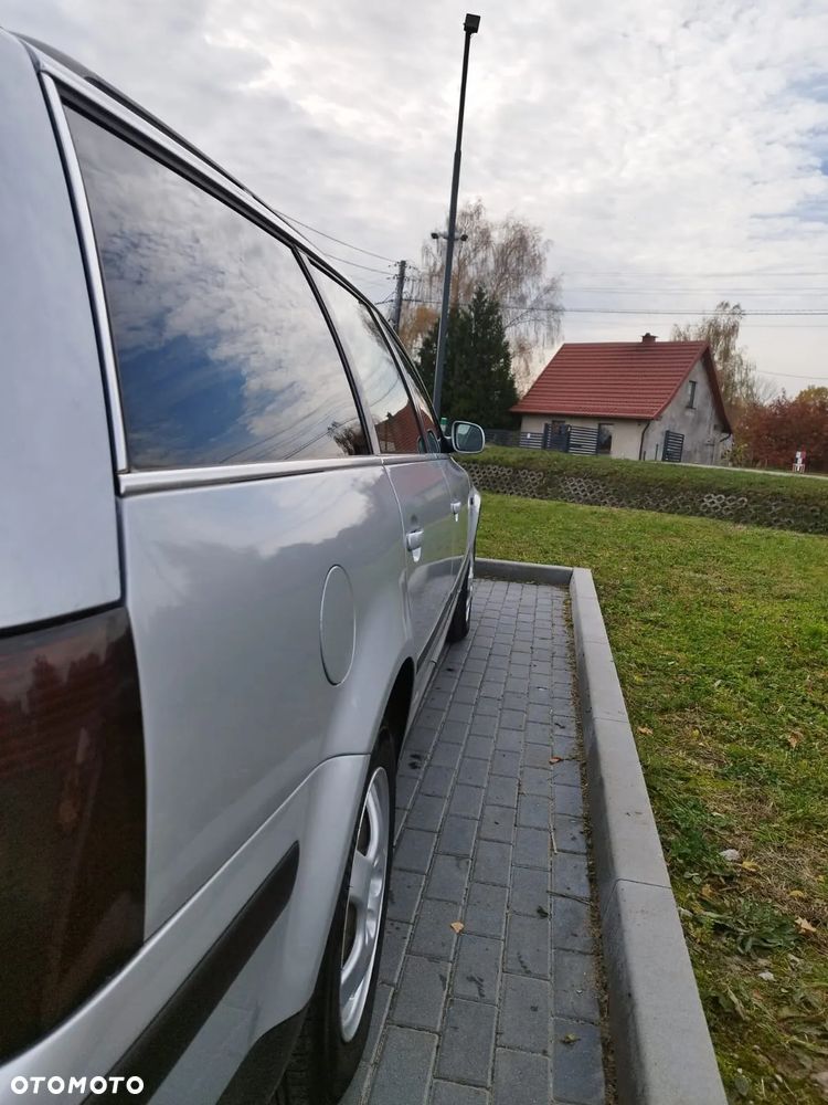 Volkswagen Passat 1.6 Comfortline - 12