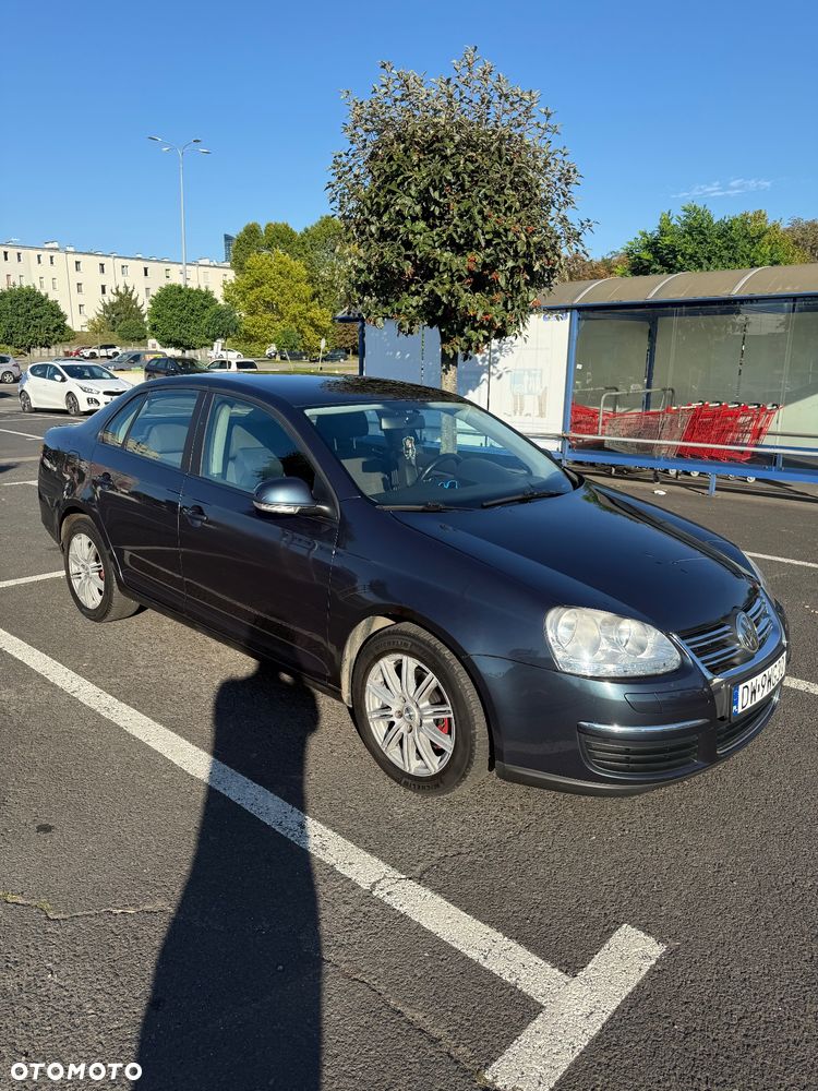 Volkswagen Jetta 1.9 TDI Comfortline DSG - 2