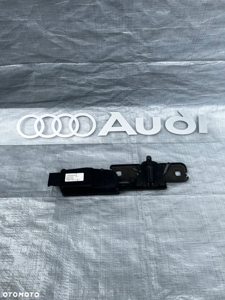 RYGIEL DOCIĄG KLAPY TYŁ AUDI Q5 4F9827383E - 1