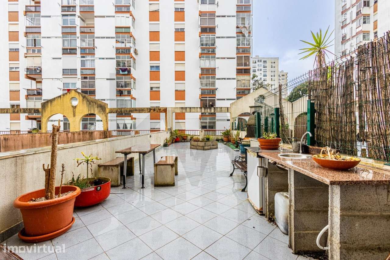 T2 com terraço, estacionamento e arrecadação | Monte Abraão - Grande imagem: 3/21