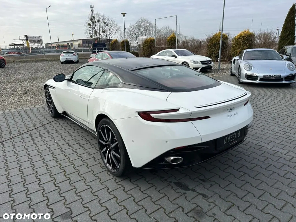Aston Martin DB11 V8 Coupe - 5