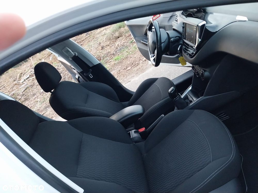 Peugeot 208 - 16