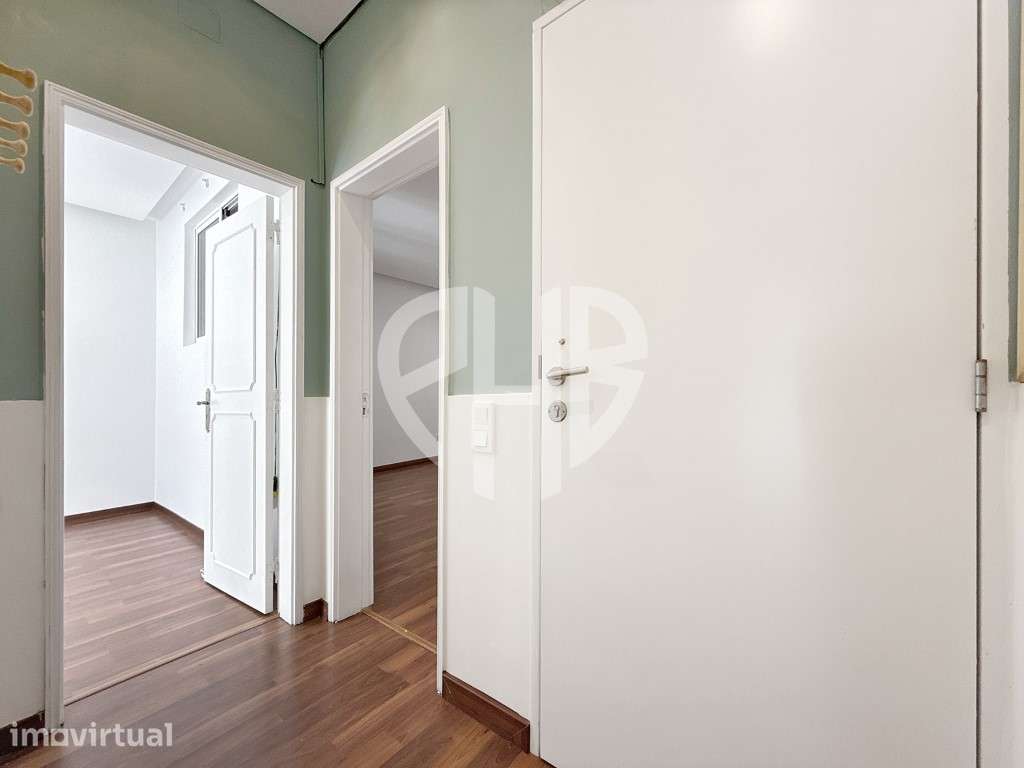 Apartamento T1 Remodelado em Camarate // Com Quintal Privativo - Grande imagem: 2/43