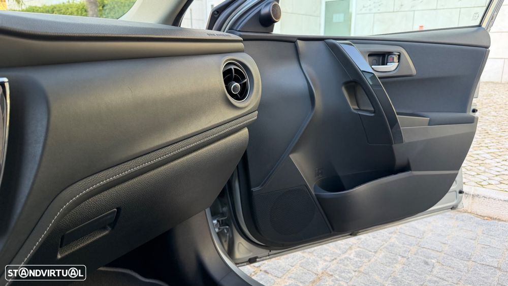 Toyota Auris Touring Sports 1.8 HSD Comfort +P.Techno+P.Sport - 39