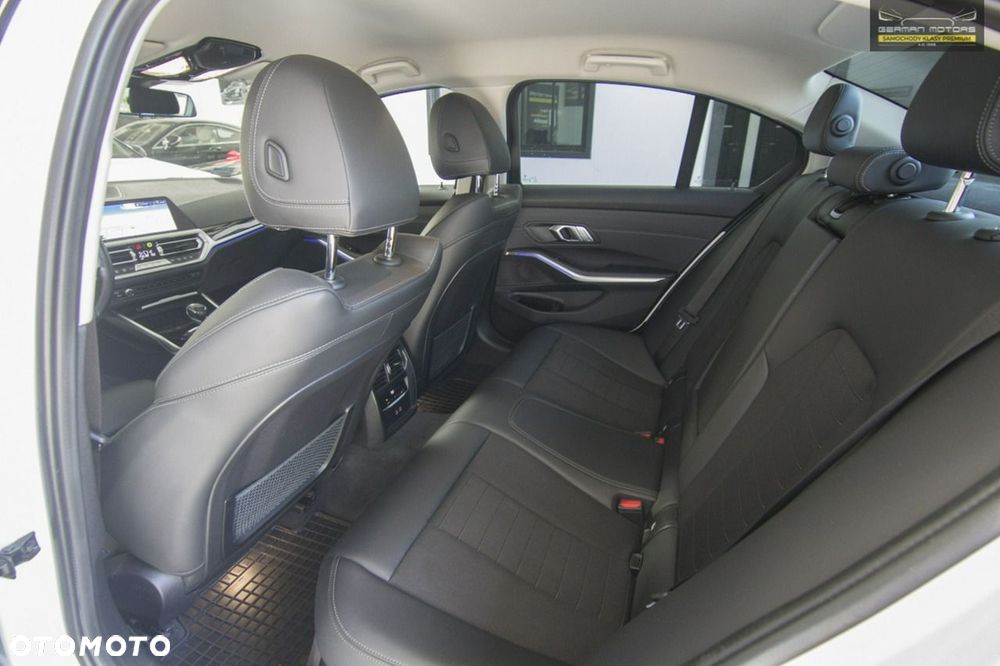 BMW Seria 3 318i Sport Line - 26