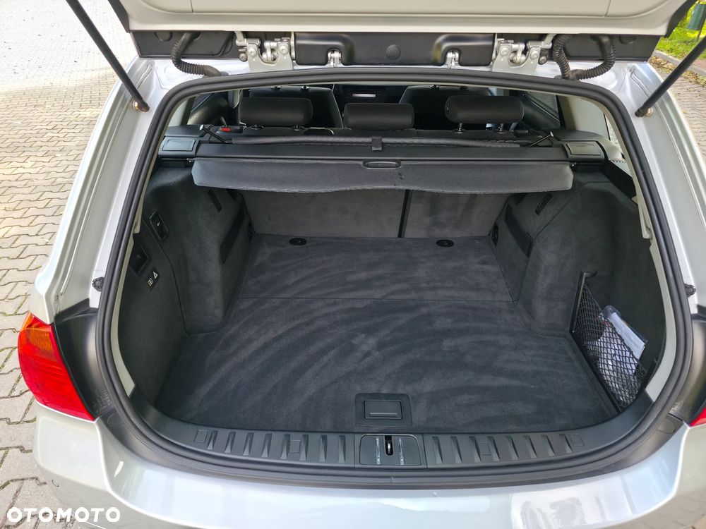 BMW Seria 3 318i Touring - 30
