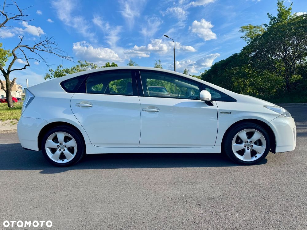 Toyota Prius (Hybrid) - 4