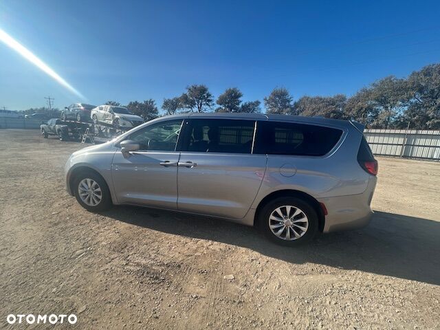 Chrysler Pacifica - 12