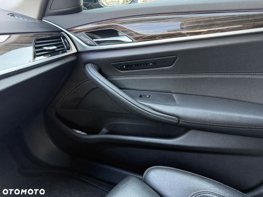 BMW Seria 5 530d xDrive Sport-Aut Luxury Line - 29